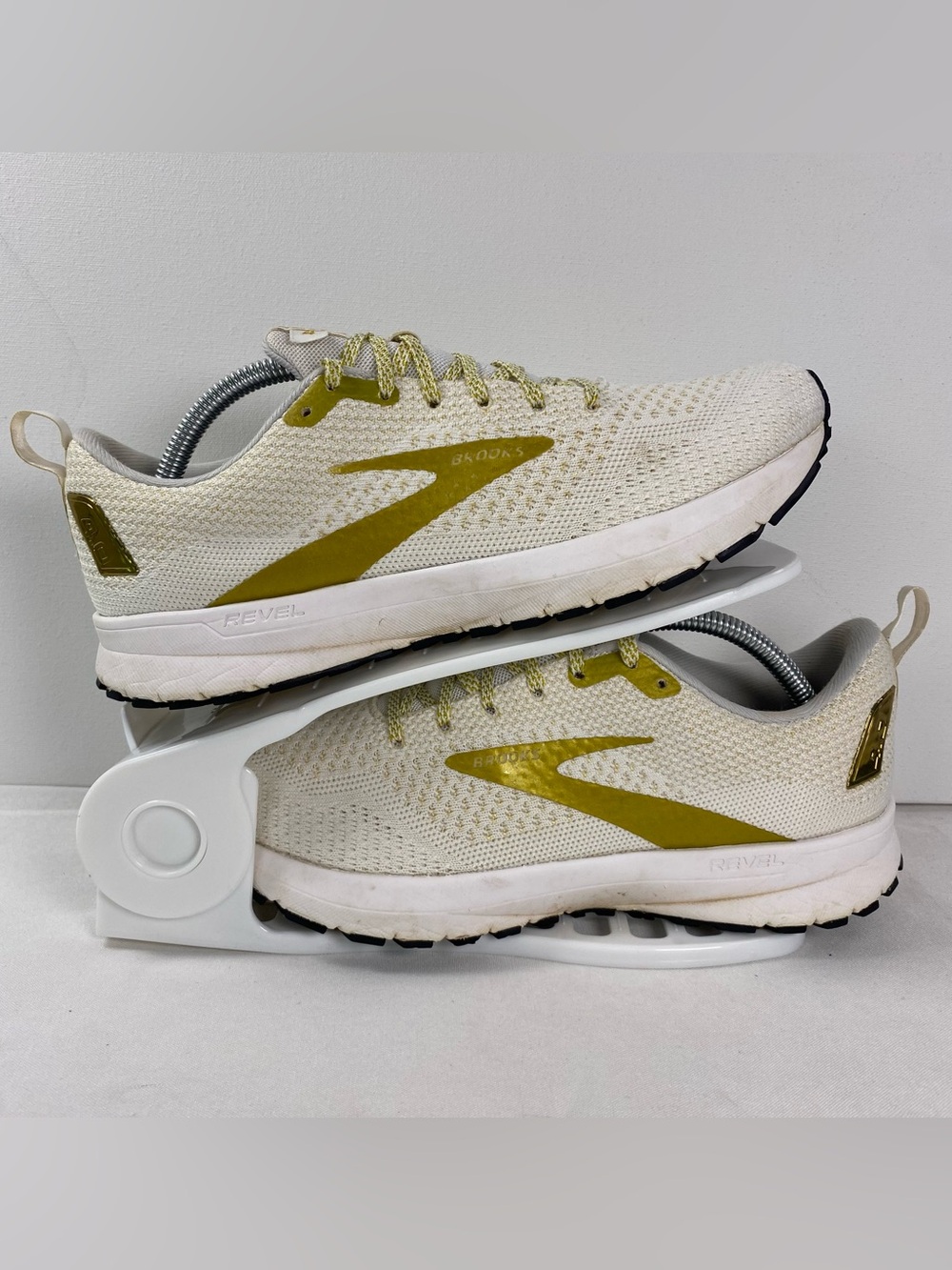Brooks Revel 4 Womens 8.5B White Gold Running Shoes Sneakers 1203371B102
